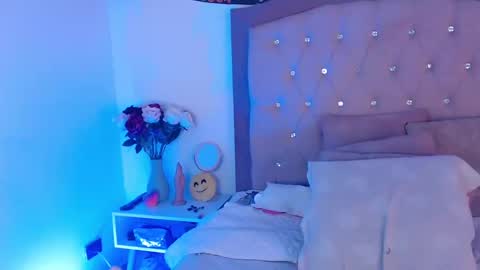 Snapshot of anaa_moon chatting on October 14, 4:37 am Ana Moon online show from October 14, 4:37 am