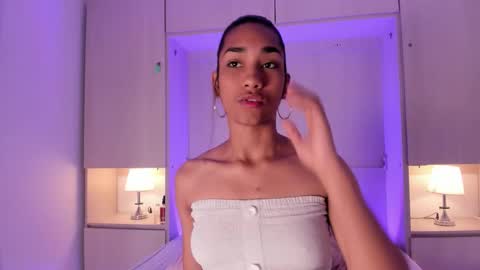 anaacollins_ online show from November 28, 12:23 pm