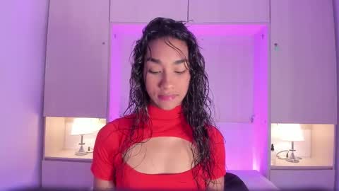 anaacollins_ online show from March 19, 11:37 am