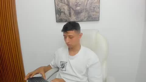 Snapshot of andre_blow chatting on September 18, 4:55 pm Andre Blow online show from September 18, 4:55 pm