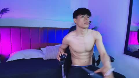 andreew_style_ online show from April 23, 8:43 pm