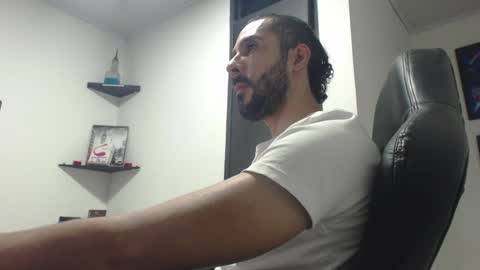 Snapshot of andruwang chatting on December 19, 8:24 am Andru online show from December 19, 8:24 am