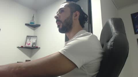 Snapshot of andruwang chatting on December 19, 5:07 am Andru online show from December 19, 5:07 am