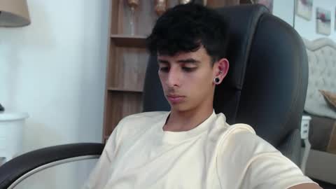 andyxibrat online show from April 18, 7:40 pm