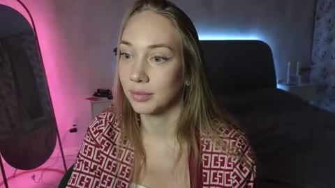 Snapshot of angel__blonde_ chatting on October 13, 8:11 pm angel blonde online show from October 13, 8:11 pm