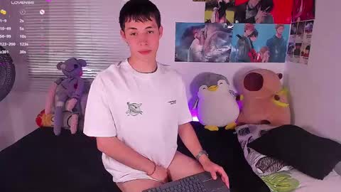 Snapshot of angel_bless19 chatting on January 12, 8:47 pm Angel help me with 100 thumbs up online show from January 12, 8:47 pm