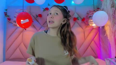 Snapshot of angelaa_cute chatting on February 18, 12:28 pm ANGELA online show from February 18, 12:28 pm