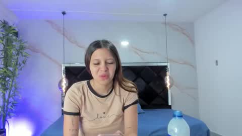 Snapshot of angelaa_cute chatting on October 20, 11:59 am ANGELA online show from October 20, 11:59 am