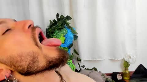 angeldamianart online show from December 4, 7:57 pm