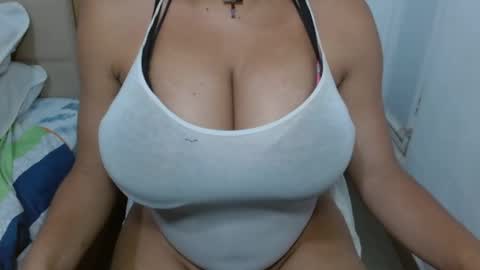 Snapshot of angelicabigtits chatting on October 22, 10:22 pm Rose online show from October 22, 10:22 pm