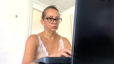 Snapshot of angelycute476334 chatting on October 2, 8:18 pm angelycute476334 online show from October 2, 8:18 pm