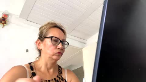 Snapshot of angelycute476334 chatting on October 1, 7:46 pm angelycute476334 online show from October 1, 7:46 pm