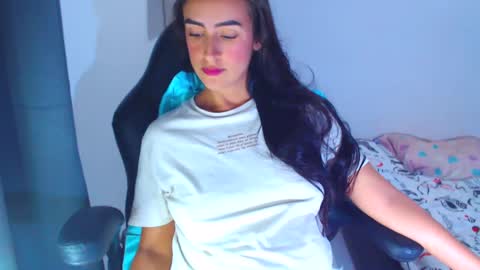 Snapshot of angie_dreamgirl chatting on December 9, 10:30 pm IG angie dreamgirl01 online show from December 9, 10:30 pm