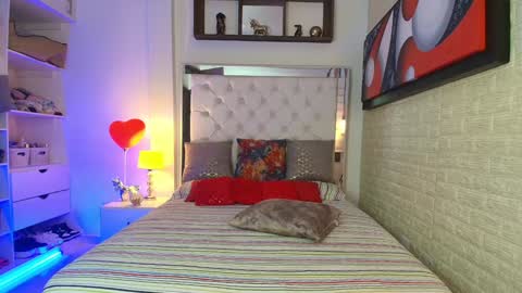 laura  online show from March 12, 1:25 am