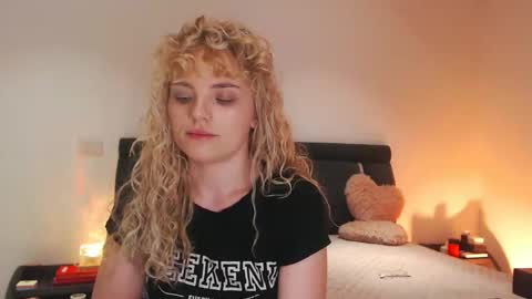 annaevv online show from February 24, 4:04 am