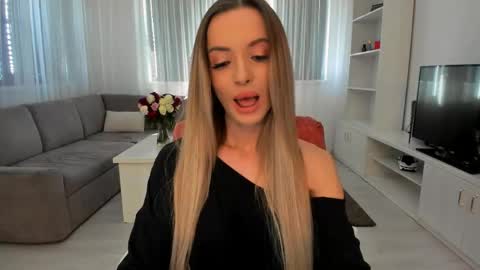 annaise  online show from April 14, 8:17 am