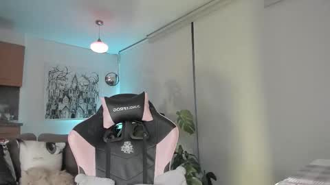 annie  online show from February 4, 11:19 pm