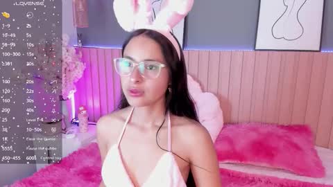 Snapshot of annie_lought chatting on October 6, 12:01 pm online show from October 6, 12:01 pm