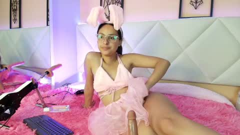 Snapshot of annie_lought chatting on February 11, 4:35 pm online show from February 11, 4:35 pm