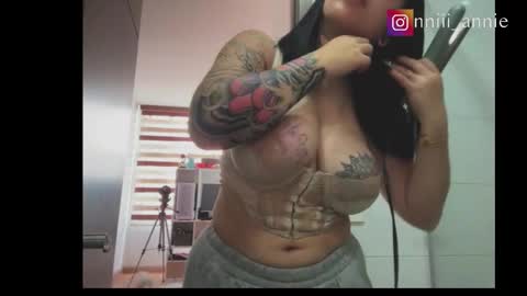 Snapshot of annie_snow_ chatting on October 15, 6:31 pm JEANNE no olvides seguirme dont forget follow me uu online show from October 15, 6:31 pm