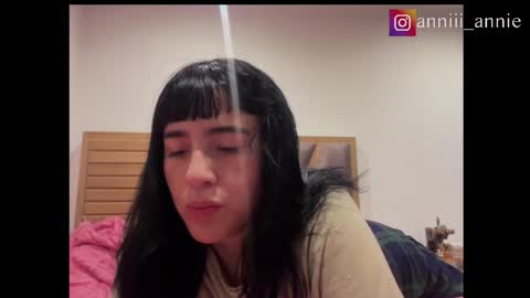 Snapshot of annie_snow_ chatting on October 2, 2:43 am JEANNE no olvides seguirme dont forget follow me uu online show from October 2, 2:43 am