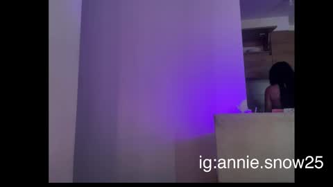 Snapshot of annie_snow_ chatting on March 11, 7:25 pm JEANNE no olvides seguirme dont forget follow me uu online show from March 11, 7:25 pm