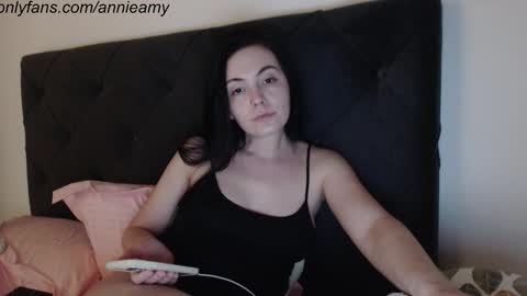 Snapshot of annieamy chatting on February 24, 7:52 pm Annie online show from February 24, 7:52 pm