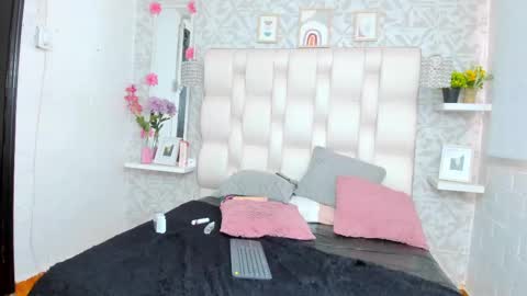 Snapshot of anniee_love_ chatting on March 10, 6:12 pm Anto online show from March 10, 6:12 pm