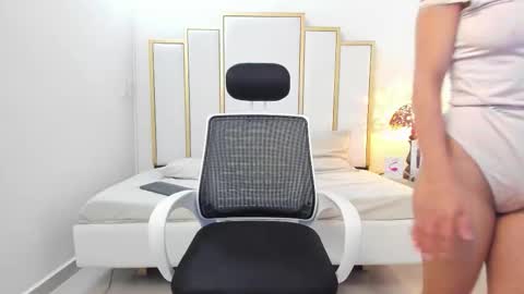 Snapshot of annylittle_ chatting on October 17, 5:11 am LittleSunny My schedule 1400 - 2200 GMT -5 online show from October 17, 5:11 am