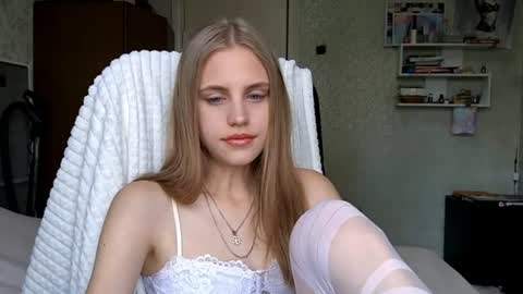 AnnySunshinee online show from June 27, 7:47 am