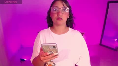 Snapshot of antonella_latin_curvy chatting on October 19, 1:21 am Anne online show from October 19, 1:21 am