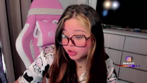   Independent model  online show from January 9, 4:01 pm