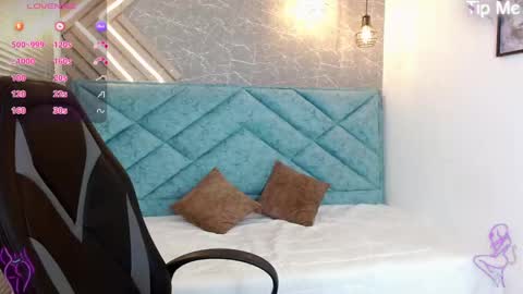 Snapshot of april_dumont chatting on February 12, 12:22 pm April online show from February 12, 12:22 pm