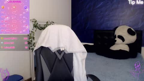 Snapshot of april_dumont chatting on February 3, 3:17 pm April online show from February 3, 3:17 pm
