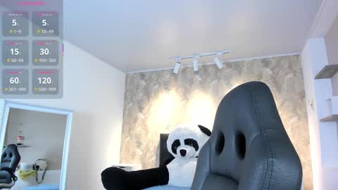 Snapshot of april_dumont chatting on October 5, 4:32 am April online show from October 5, 4:32 am