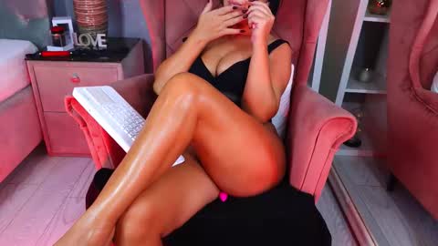Snapshot of aqueenmonica chatting on October 13, 5:04 pm AQueenMonica online show from October 13, 5:04 pm