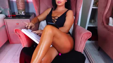 Snapshot of aqueenmonica chatting on September 15, 1:23 pm AQueenMonica online show from September 15, 1:23 pm