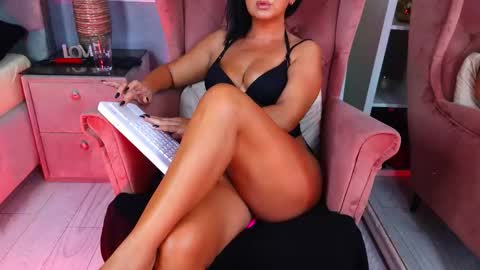 Snapshot of aqueenmonica chatting on September 25, 8:38 pm AQueenMonica online show from September 25, 8:38 pm
