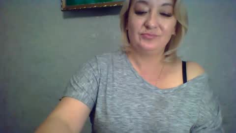 Snapshot of arielxloveresss chatting on October 4, 9:40 am ArielXLoveresss online show from October 4, 9:40 am