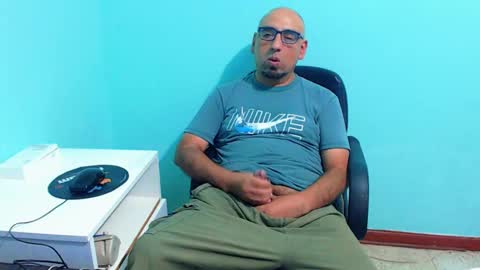 Snapshot of arnelux72 chatting on March 3, 5:42 am arnelux72 online show from March 3, 5:42 am