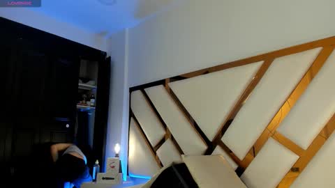 Aron cruz  online show from March 16, 1:04 pm