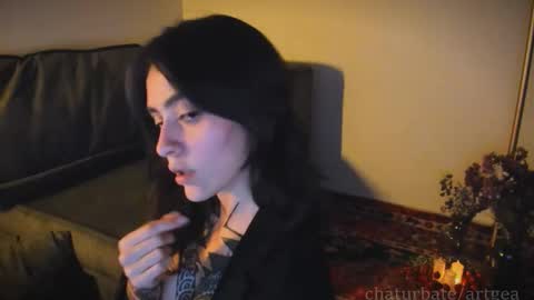 Linda  independent model artgeea online show from November 26, 12:19 am