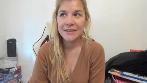Snapshot of artsyandcraftsy_ chatting on September 16, 7:33 am MIA online show from September 16, 7:33 am