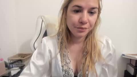 Snapshot of artsyandcraftsy_ chatting on October 13, 5:42 am MIA online show from October 13, 5:42 am
