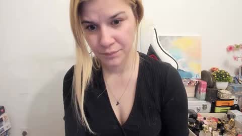 Snapshot of artsyandcraftsy_ chatting on March 11, 8:53 pm MIA online show from March 11, 8:53 pm