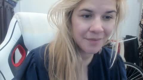 Snapshot of artsyandcraftsy_ chatting on October 15, 7:53 am MIA online show from October 15, 7:53 am