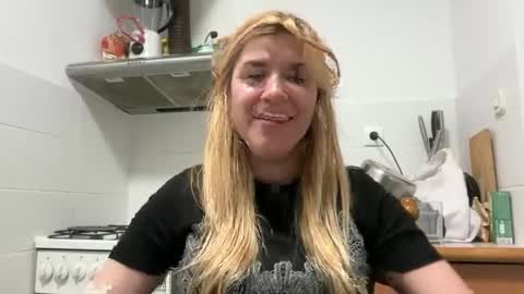Snapshot of artsyandcraftsy_ chatting on September 10, 12:50 pm MIA online show from September 10, 12:50 pm