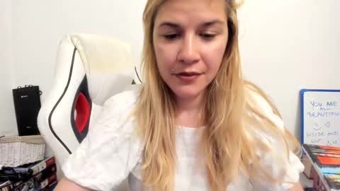 Snapshot of artsyandcraftsy_ chatting on September 11, 9:16 pm MIA online show from September 11, 9:16 pm