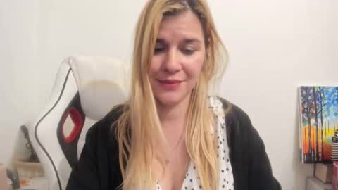 Snapshot of artsyandcraftsy_ chatting on September 28, 9:57 pm MIA online show from September 28, 9:57 pm