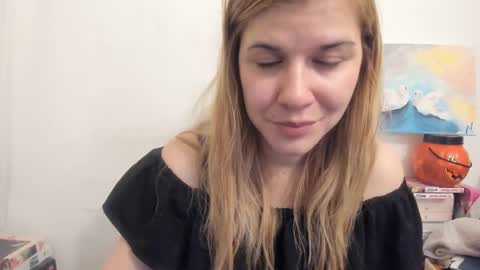 Snapshot of artsyandcraftsy_ chatting on February 26, 9:20 pm MIA online show from February 26, 9:20 pm